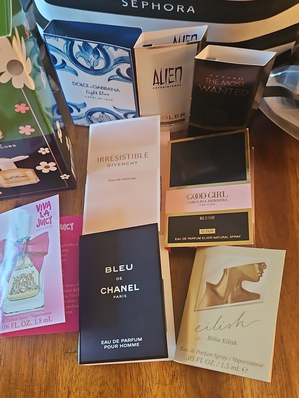 Marc Jacobs Daisy Duo Mini Set Of 2. PLUS 8 Fragrance SAMPLE BUNDLE - Picture 6 of 7